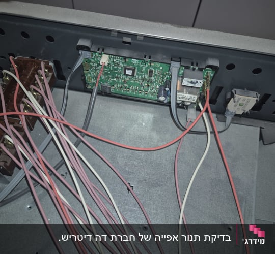 לוח מעגלים חשמלי עם חוטים צבעוניים מחוברים